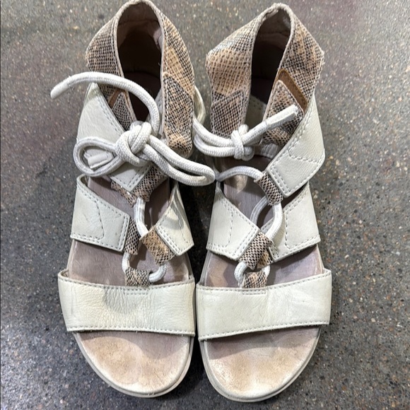 Sorel White and Tan Sandals - Picture 1 of 7